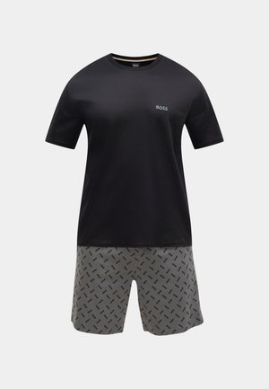 Μαύρο βαμβακερό μπλουζάκι με το λογότυπο BOSS, συνδυασμένο με γκρι σορτς που διαθέτουν επαναλαμβανόμενο μοτίβο BOSS. Καθημερινό σχέδιο με κοντά μανίκια.