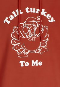Rode hoodie met een cartoon kalkoen die een kerstmanmuts draagt, met witte tekst die zegt "Praat kalkoen met mij." Eenvoudig ontwerp met levendige kleuren.