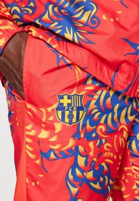 Nike Performance FC BARCELONA ESSENTIAL PANT - Equipación de clubes - university red/university gold
