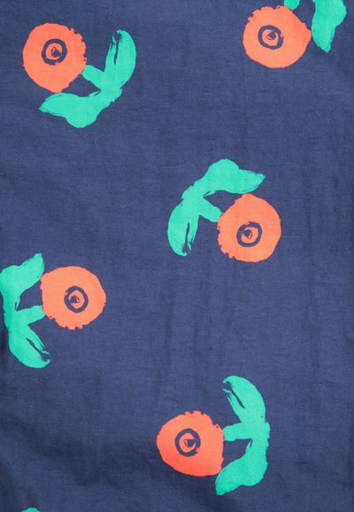 Tissu bleu marine avec un motif répétitif de fleurs orange simples et de feuilles vert vif dispersées dessus.