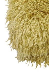 Tekstylna żółta poduszka o puszystej, shaggy powierzchni, z długimi, falistymi włóknami, które nadają jej miękki wygląd i dotyk.