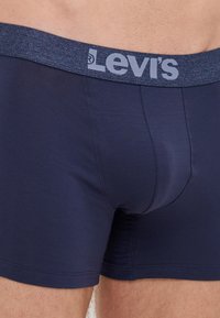 Mörkblå Levi's kalsonger i boxer-modell med en mjuk, elastisk midjeband som har en logotyp. Slätt tyg med en figurnära design och platta sömmar.