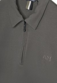 Suéter gris con cuello alzado, cierre de media cremallera, textura acanalada y logotipo bordado sutil en la parte delantera. Acentuado con una etiqueta de cuello de color.