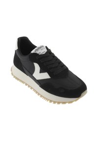 Baskets noires avec une tige en daim et synthétique ; détail de logo blanc, lacets noirs texturés et semelle épaisse crème avec des rainures.