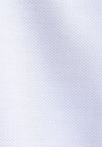 Tissu à carreaux bleu clair et blanc avec un motif de tissage fin et texturé créant un effet de grille subtil.