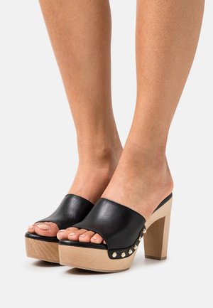 Stuart Weitzman, Sabots - black
