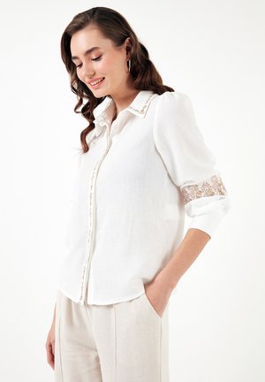 REGULAR FIT - Button-down blouse - ecru