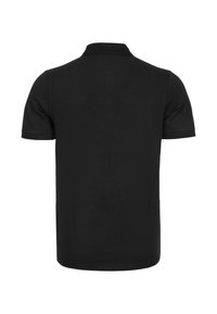 Svart pikétröja med klassisk krage, korta ärmar och rak fåll. Tillverkad av mjukt tyg med en slät yta. Inga mönster eller detaljer.