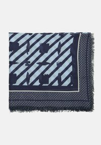 Granatowy szalik z diagonalnymi paskami i abstrakcyjnymi wzorami, z teksturowanym frędzlem i kontrastującą wzorzystą krawędzią.