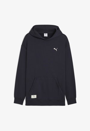 Hanorac bleumarin dintr-un material neted, cu un buzunar frontal, detalii ribbate pe glugă și un mic logo alb Puma pe piept.