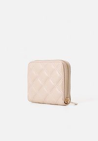 En quiltet rosa faux skinnlommebok med gullglidelås, firkantet form og diamantmønster for tekstur. Kompakt design som passer til kort og kontanter.