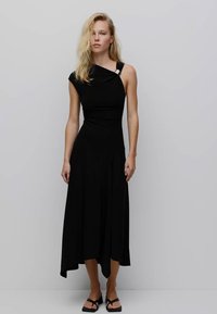 Schwarzes Ein-Schulter-Kleid mit einem taillierten Oberteil, fließendem Rock und asymmetrischem Saum. Verfügt über einen dekorativen Schulterriemen.