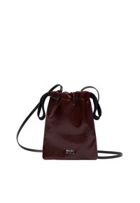 Mała burgundowa skórzana torebka na sznurku, z czarnymi sznurkami i srebrnym logo "Bimba Y Lola" z przodu.