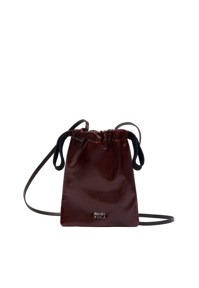 Mała burgundowa skórzana torebka na sznurku, z czarnymi sznurkami i srebrnym logo "Bimba Y Lola" z przodu.
