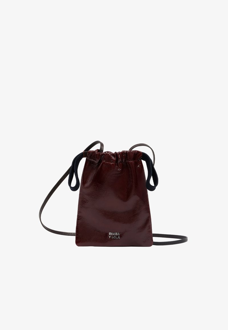 Kleine bordeauxrote Leder-Drawstring-Crossbody-Tasche mit schwarzen Kordeln und silbernem "Bimba Y Lola"-Logo auf der Vorderseite.