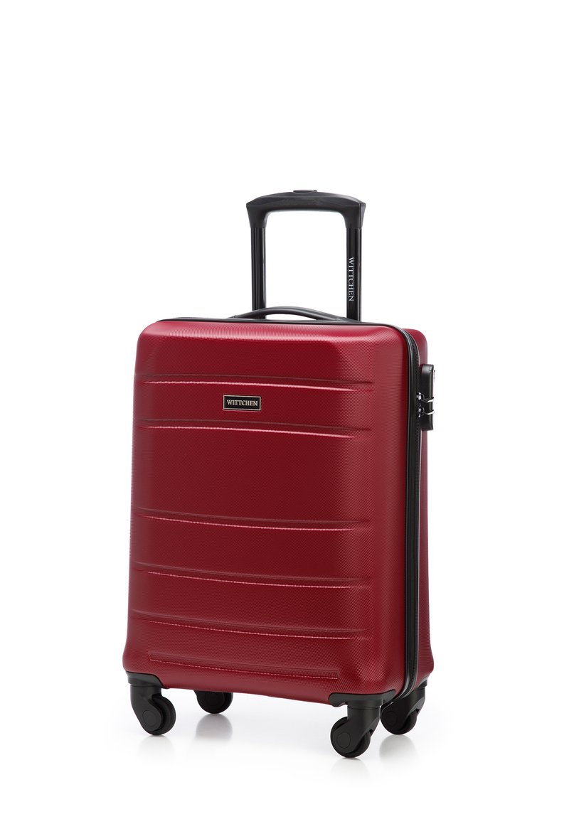Valigia rigida rossa con superficie testurizzata, zip nera e maniglia. Dotata di quattro ruote per la mobilità e un design compatto.