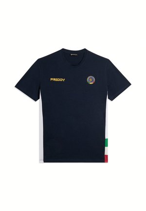 Camiseta azul marino de manga corta con el logo amarillo "FREDDY" en el pecho izquierdo y un emblema redondo en el pecho derecho, con franjas verdes, blancas y rojas en el lateral.