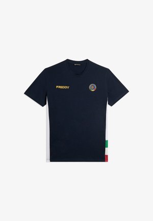 Camicia blu navy a maniche corte con logo giallo "FREDDY" sul petto sinistro ed emblema rotondo sul petto destro, con strisce verdi, bianche e rosse sul lato.
