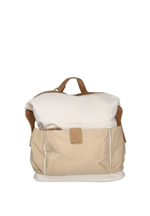 Mochila con bolsillo frontal beige y compartimento principal color crema claro, con asa y detalles de cremallera en cuero marrón, sobre fondo blanco.