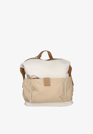 Mochila con bolsillo frontal beige y compartimento principal color crema claro, con asa y detalles de cremallera en cuero marrón, sobre fondo blanco.