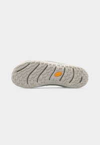 Suela de zapato con banda de rodadura de caucho blanco que presenta patrones hexagonales y lineales, con un logo hexagonal naranja cerca del centro.