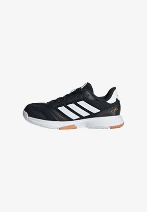Zapatilla deportiva negra con rayas blancas de Adidas, parte superior sintética, suela de goma, collar acolchado y acentos de goma en la suela exterior.