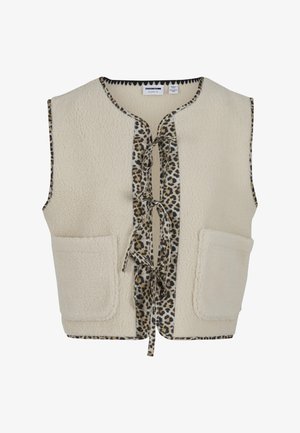 Gilet en polaire beige avec des accents imprimé léopard, présentant un lien à l'avant et deux grandes poches. Encolure arrondie et design sans manches.
