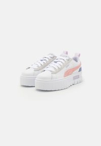 Hvite sneakers med en teksturert platåsåle. Har rosa og lyseblå detaljer samt et glatt lærøvre med snøring.