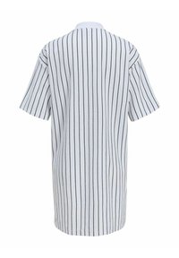 Chemise blanche à manches courtes avec de fines bandes verticales noires, présentant une coupe droite et un col classique. Texture de tissu lisse.