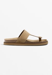 Bruna mocka flip-flop sandaler med en tånyp, tjock kork-mellansula och strukturerad gummiyttersula, med en enkel design och öppen baksida.