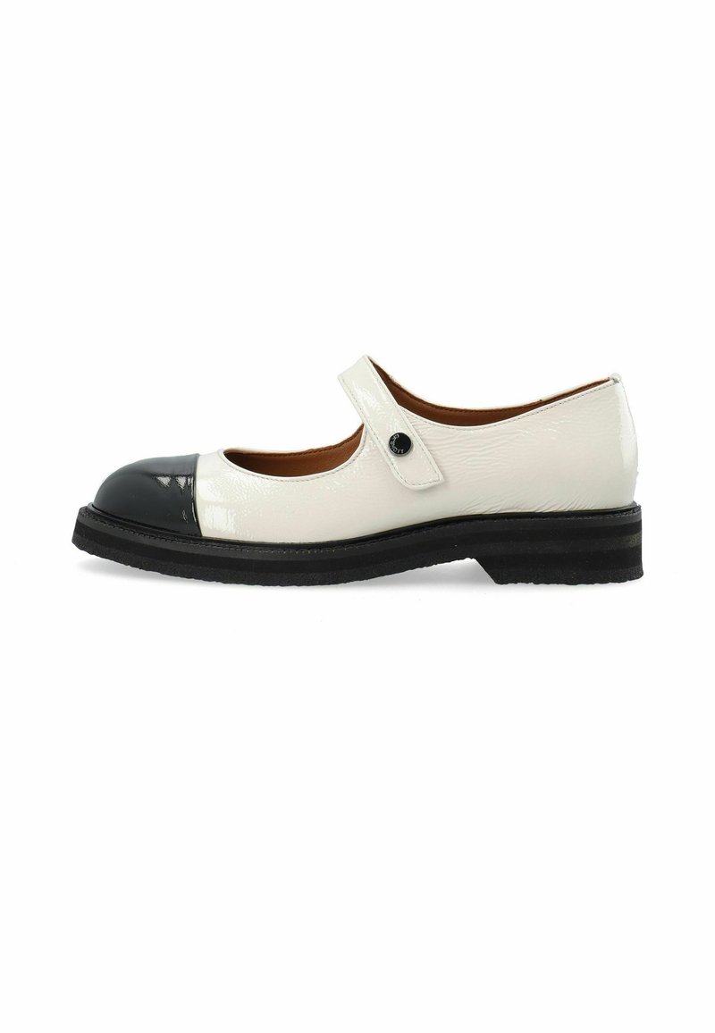 Zapatos Mary Jane en cuero charol negro y blanco, con punta redonda, una sola correa con un botón y una superficie texturizada. Suela plana negra.