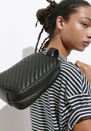PULL&BEAR, TOILETRY BAG - Kulturbeutel - black