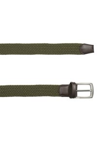 Cinturón de textil verde trenzado con acentos de cuero oscuro y una hebilla de metal plateado. Presenta un patrón tejido, ofreciendo flexibilidad y comodidad.