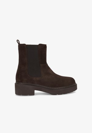 Braune Wildleder-Stiefeletten mit einer klobigen Sohle, elastischen Seiteneinsätzen und einer Zuglasche an der Rückseite. Gestickte Details entlang des Sohlenrands.