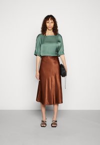 someday. ZATINI - T-shirt básica - pine green