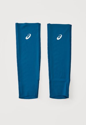 Para niebieskich sportowych rękawów z białymi logo Asics na prostym białym tle.