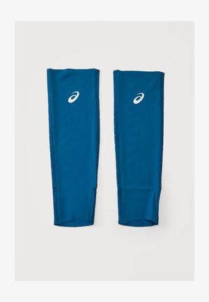 Para niebieskich sportowych rękawów z białymi logo Asics na prostym białym tle.