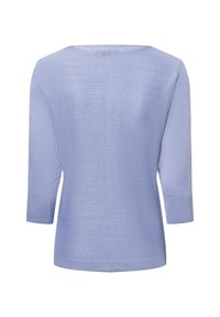 Hellblauer Strickpullover mit weitem Ausschnitt, 3/4-Ärmeln und einem strukturierten horizontalen Muster. Weiches Material mit einer lockeren Passform.