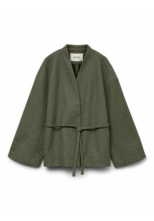 Jakna iz mešanice volne v olivno zeleni barvi z širokimi rokavi, odprtim sprednjim delom in pasom za zavezovanje v pasu, z oznako »AWARE« na notranji strani ovratnika.