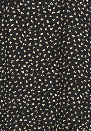 Crni materijal s cvjetnim uzorkom s malim žutim i bijelim cvjetovima raspršenim po cijeloj površini. Glatka tekstura s laganim izgledom.