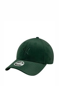 Groen baseballcap met een gebogen rand, voorzien van een geborduurd "NY"-logo aan de voorkant en een ronde New Era-tag aan de zijkant.