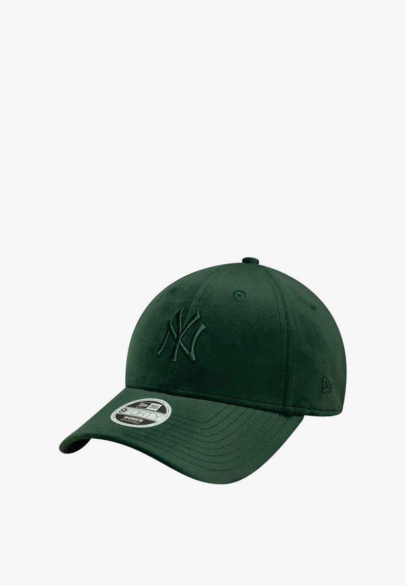Groen baseballcap met een gebogen rand, voorzien van een geborduurd "NY"-logo aan de voorkant en een ronde New Era-tag aan de zijkant.