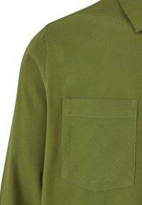 Camisa verde oliva de mezclilla de algodón, con cuello de solapa, mangas largas y un bolsillo en el pecho con dobladillo recto.