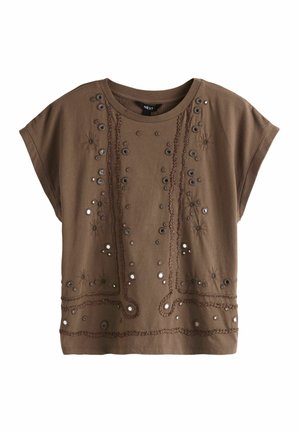 Hnedý krátky rukáv s okrúhlym výstrihom, zdobený dekoratívnymi očkami a vyšívanými vzormi vpredu a pri okraji.
