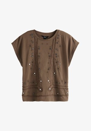 Barna, rövid ujjú felső kerek nyakkivágással, díszítő szemekkel és hímzett mintákkal az elején és a szegély közelében.