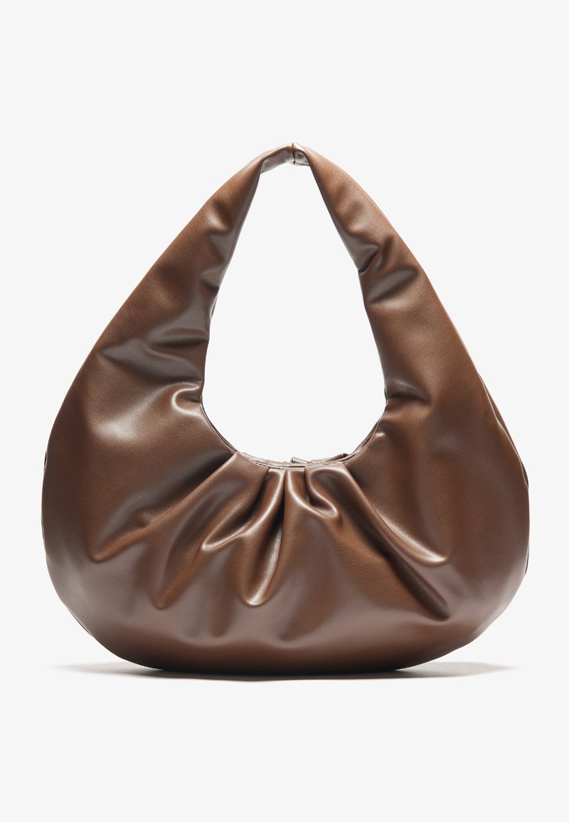 Sac à main en cuir marron souple et ample avec une large poignée et des détails froncés en haut, présenté sur un fond clair uni.