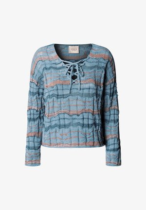 Pull à manches longues bleu texturé avec des rayures ondulées orange et bleu foncé, col lacé, et étiquette West 11 à l'intérieur du col.