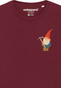 Bordeaux T-shirt met een afbeelding van een gnoom die een hooivork vasthoudt, met een rode hoed, een blauwe shirt en groene broek. Zachte textuur.