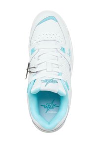 Baskets blanches avec des accents bleu clair, bout arrondi, design à lacets, perforations pour la respirabilité et un logo sur la languette.