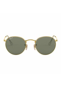 Occhiali da sole rotondi con lenti verdi, montatura in metallo dorato, supporti nasali trasparenti e tempie curve. Presentano un design a doppia ponte.